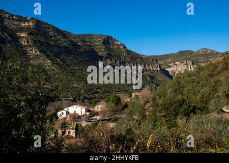 Vue sur le paysage des montagnes catalanes et des prairies de Sant Miquel del Fai dans la campagne catalane.La catalogne rurale et la nature Banque D'Images