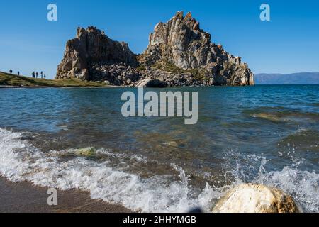 Shamanka Rock sur le lac Baikal près du village de Khuzhir sur l'île d'Olkhon en septembre, Sibérie, Russie.Le lac Baikal est le lac d'eau douce le plus profond du Banque D'Images