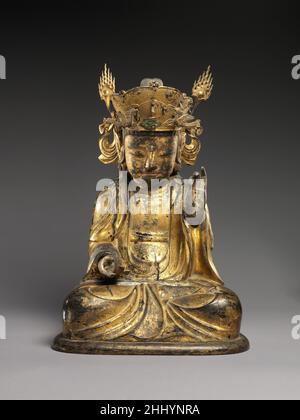 Bodhisattva assis (gardien gauche d'une triade) vers. Corée du milieu du siècle 17th cette figure élégante représente un bodhisattva, un être compatissant et éclairé qui a choisi de rester sur terre pour aider les mortels à atteindre l'illumination.Cette statue était à l'origine l'une des deux bodhisattvas qui jouxtait un Bouddha Shakyamuni ou Amitabha.La grande couronne ornée, le visage oblong et la drapery avec des plis en cascade indiquent que la statue a probablement été produite par une école estimée de monksculpteurs bouddhistes dirigée par Ingyun (actif de 1615 à 63) pour un temple dans la province de Jeolla du Sud, une importante puissance bouddhiste ba Banque D'Images