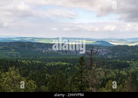 Vue depuis la colline de Cap - point culminant de la ville de Teplicke skaly rock en République tchèque pendant la journée d'automne partiellement nuageux Banque D'Images