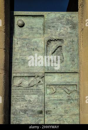 Portes en bronze sculptées par Josep Maria Subirachs sur la façade passion de la basilique de la Sagrada Familia (Barcelone, Catalogne, Espagne) Banque D'Images