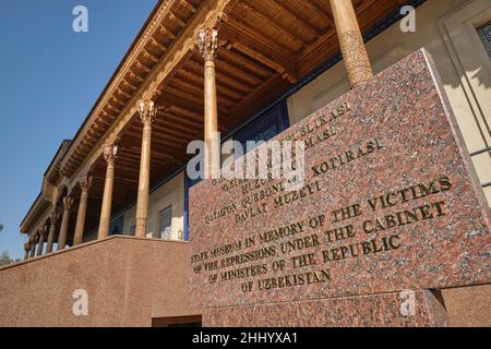 L'enseigne d'identité à l'entrée principale.Au Musée en mémoire des victimes de la répression à Tachkent, Ouzbékistan. Banque D'Images