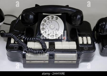 Ancien téléphone rotatif noir.Objet vintage de l'époque de l'URSS Banque D'Images