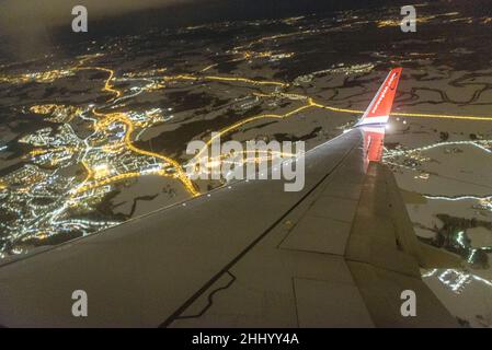 Aile d'avion d'un avion de Norwegian Airlines, survolant Oslo pendant une nuit d'hiver (Norvège) ESP: Ala de un avón de la compañia Norwegian Airlines Banque D'Images