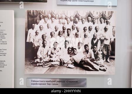 Photo de groupe d'hommes coréens, déplacé de force par Staline en Asie centrale depuis la Russie.Au Musée en mémoire des victimes de la répression à Tachkent, U Banque D'Images