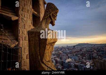 Sculpture en bronze du ressuscité Jésus-Christ, réalisée par le sculpteur Josep Maria Subirachs dans la façade passion de la Sagrada Familia (Barcelone, Espagne) Banque D'Images