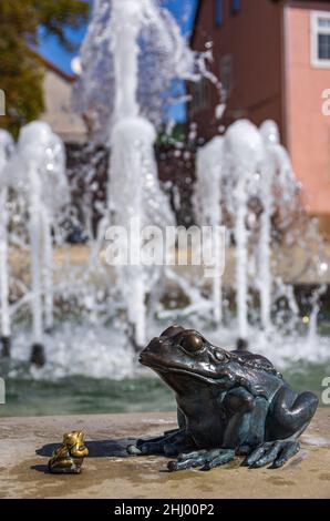 Détail fontaine de marché avec grenouille et source d'eau, place du marché de Bad Frankenhausen, Thuringe, région de Kyffhäuser, Allemagne. Banque D'Images