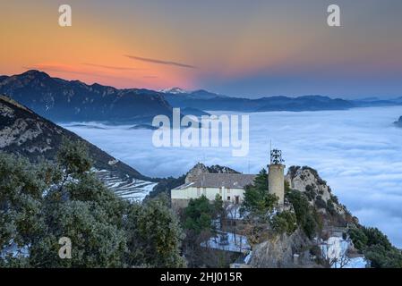 Sanctuaire de Queralt au coucher du soleil d'hiver avec une mer de nuages au-dessus de Berga (Berguedà, Catalogne, Espagne, Pyrénées) ESP: Santuario de Queralt al atardecer Banque D'Images