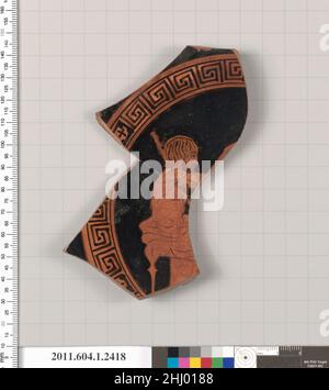 Fragment de terre cuite d'un kylix (gobelet) 460–450 C.-B. grec, Attic Interior, assis, barbu, avec une himation drapée autour de sa taille et du bas du corps, avec ses bras étendus vers l'avant, et un bâton reposant entre son épaule gauche et son aisselle.Fragment de terre cuite d'un kylix (gobelet) 686830 Banque D'Images