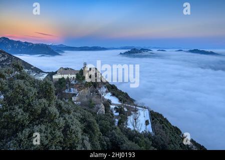 Sanctuaire de Queralt au coucher du soleil d'hiver avec une mer de nuages au-dessus de Berga (Berguedà, Catalogne, Espagne, Pyrénées) ESP: Santuario de Queralt al atardecer Banque D'Images