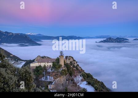 Sanctuaire de Queralt au coucher du soleil d'hiver avec une mer de nuages au-dessus de Berga (Berguedà, Catalogne, Espagne, Pyrénées) ESP: Santuario de Queralt al atardecer Banque D'Images
