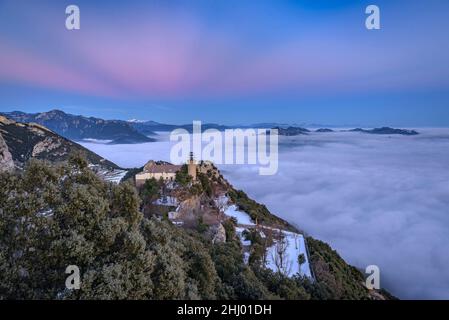Sanctuaire de Queralt au coucher du soleil d'hiver avec une mer de nuages au-dessus de Berga (Berguedà, Catalogne, Espagne, Pyrénées) ESP: Santuario de Queralt al atardecer Banque D'Images