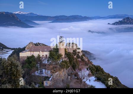 Sanctuaire de Queralt au coucher du soleil d'hiver avec une mer de nuages au-dessus de Berga (Berguedà, Catalogne, Espagne, Pyrénées) ESP: Santuario de Queralt al atardecer Banque D'Images