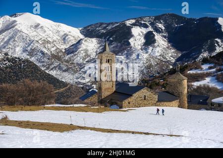 Église romane de Sant Just et Sant Pastor à son, neige, le matin d'hiver (Pallars Sobrià, Lleida, Catalogne, Espagne, Pyrénées) Banque D'Images