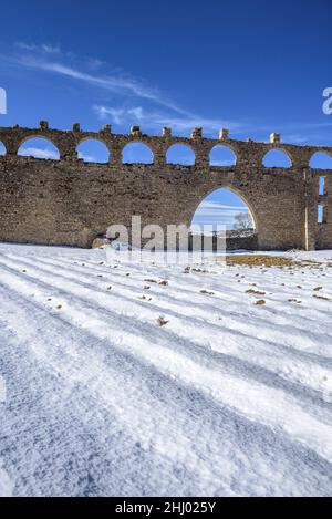 Aqueduc de Morella après une chute de neige en hiver (province de Castellón, Communauté Valencienne, Espagne) ESP: Acueducto de Morella tras una nevada, COM Valenciana Banque D'Images