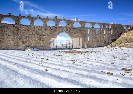 Aqueduc de Morella après une chute de neige en hiver (province de Castellón, Communauté Valencienne, Espagne) ESP: Acueducto de Morella tras una nevada, COM Valenciana Banque D'Images