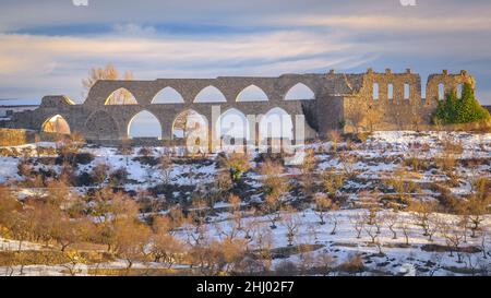 Aqueduc de Morella au coucher du soleil d'hiver, après une chute de neige (province de Castellón, Communauté Valencienne, Espagne) ESP: Acueducto de Morella al atardecer Valencia Banque D'Images