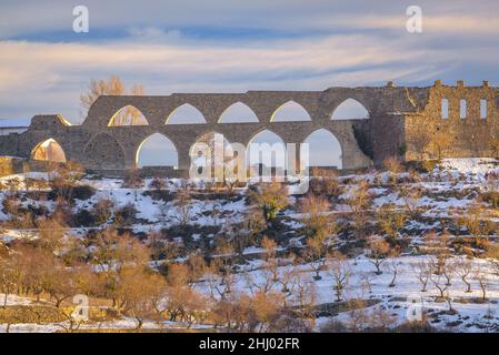 Aqueduc de Morella au coucher du soleil d'hiver, après une chute de neige (province de Castellón, Communauté Valencienne, Espagne) ESP: Acueducto de Morella al atardecer Valencia Banque D'Images