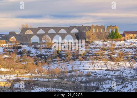 Aqueduc de Morella au coucher du soleil d'hiver, après une chute de neige (province de Castellón, Communauté Valencienne, Espagne) ESP: Acueducto de Morella al atardecer Valencia Banque D'Images