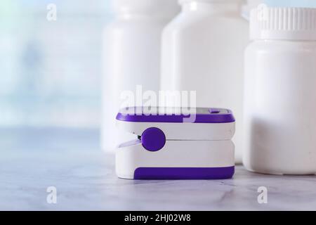 oxymètre de pouls, pilules médicales et blister sur la table Banque D'Images