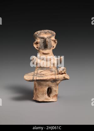 Statuette en terre cuite d'une femme avec enfant ca.1900–1600 C.-B. Cypriote la mère assise avec un berceau sur ses genoux est un sujet rare dans les figurines de White Painted Ware.La figurine a été fixée à l'origine à un grand vase ou à une plate-forme.Statuette en terre cuite d'une femme avec enfant 241094 Banque D'Images