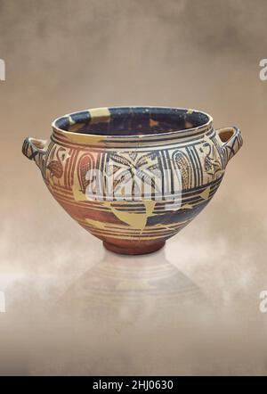 Poterie mycénienne. Krater avec des motifs géométriques et d'oiseaux, Musée archéologique de Nauplie.Sur fond d'art brun chaud.Photographe Paul E Wi Banque D'Images