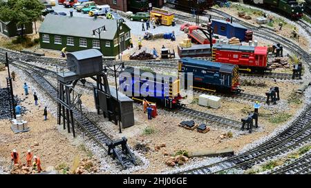 Trois shunters de classe 08 dans des voies ferrées sur un modèle de chemin de fer. Banque D'Images