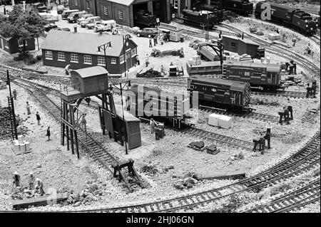 Trois shunters de classe 08 dans des voies ferrées sur un modèle de chemin de fer. Banque D'Images