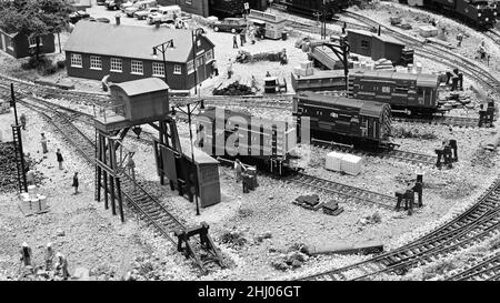 Trois shunters de classe 08 dans des voies ferrées sur un modèle de chemin de fer. Banque D'Images