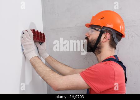 l'électricien installe les prises du casque Banque D'Images