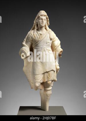 Statuette en marbre de Dionysos début 3rd siècle avant J.-C. grec le dieu porte des bottes de Thrace, un petit chiton, une peau de panthère avec ceinture, et une peau de chèvre portée comme un cap, avec les membres antérieurs de la chèvre enveloppés autour de ses bras.Il peut être identifié comme Dionysos Melanaigris (de la peau de chèvre noire), dont le culte a été introduit en Attique à partir de Boeotia.Pausanias (II.35.1), auteur d'un guide pour la Grèce au deuxième siècle, mentionne un temple de Dionysos Melanaigi à Methana sur le golfe Saronique et déclare qu'un concours de musique y a eu lieu chaque année en l'honneur de dieu et que des prix ont été attribués Banque D'Images