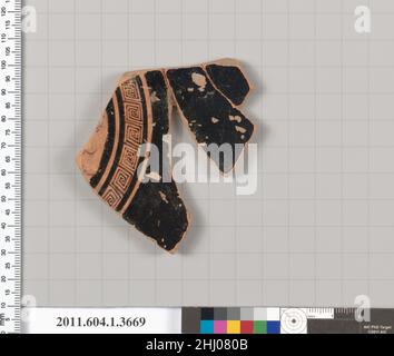 Fragment de terre cuite d'un kylix (gobelet) deuxième quart du siècle 5th C.-B. grec, intérieur Attique, arrière de la figure drapée à gauche; extérieur, partie de palmette cirtée; partie de mâle drapé à droite avec bâton.Fragment de terre cuite d'un kylix (gobelet) 693244 Banque D'Images