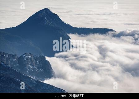 La vallée de Llobregat couverte d'une mer de nuages en hiver, vue de Coll de Pal (Barcelone, Catalogne, Espagne, Pyrénées) Banque D'Images