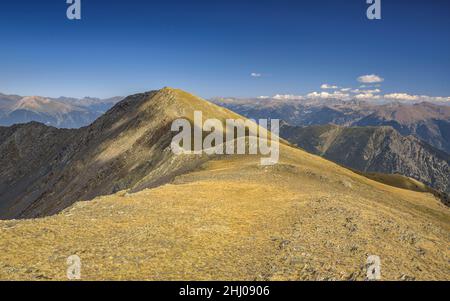 Pic de Torre de Cabús vu du sommet des Bassiets, dans le Parc naturel Alt Pirineu (Pallars Sobirà, Catalogne, Espagne, Pyrénées) Banque D'Images