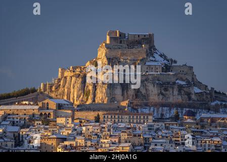 Morella cité médiévale dans un coucher de soleil d'hiver, après une chute de neige (province de Castellón, Communauté Valencienne, Espagne) ESP: Morella, Comunidad Valenciana, España Banque D'Images