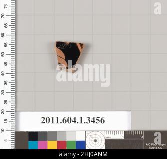 Fragment de terre cuite d'un kylix (gobelet) 490–470 C.-B. grec, intérieur Attique, drapery?.Fragment de terre cuite d'un kylix (gobelet) 692093 Banque D'Images