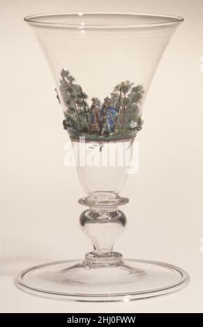 Shepherd et Shepherdess dans un paysage ca.1720–30 Johann Heinrich Meyer au-dessus d'un paysage peint en émail directement sur le verre, les figures d'une dame et de messieurs vêtus de berger et de bergers ont été thermosoudés sur le bol en verre, émail sur une fondation de fil d'or, pour créer un effet de relief.Berger et bergers dans un paysage.Italien, Venise (Murano) verre avec allemand, Dresden lampwork. CA.1720–30.Verre, émail lampathe.Verre Banque D'Images