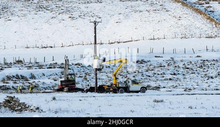 Compagnie d'électricité remplaçant des poteaux électriques après une tempête violente dans le Yorkshire Dales, Royaume-Uni. Banque D'Images