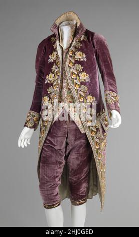 Cour de justice ca.1810 French ce costume de trois pièces est exemplaire de la broderie française et de la silhouette des vêtements de court pour hommes à l'époque de Napoléon Bonaparte (1769-1821).Bonaparte a ressuscité l'importance des traditions de la cour lorsqu'il s'est couronné empereur en 1804.Cette renaissance a nécessité la récréation d'une robe de cour acceptable, qui avait été défunte depuis la cour élaborée et coûteuse de Louis XVI (1754-1793) avant la Révolution française.Le motif brodé complexe est intrigant et imitant entre le gilet et le manteau, ce qui renforce son statut de costume complet.Costume de court Banque D'Images