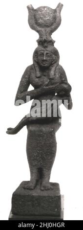 Statuette d’Isis et d’Horus 664–332 C.-B. période tardive le nom d’Isis est le premier attesté dans la cinquième dynastie des textes de la Pyramide.Elle était la femme d'Osiris et la mère d'Horus, et ainsi était symboliquement mère du pharaon.À la fin de la période, la popularité de cette déesse importante a augmenté de façon spectaculaire.Elle est presque toujours représentée sous forme anthropomorphique, debout ou assise sur un trône.Cette statuette montre la déesse dans sa posture la plus aimée, allaitant son fils Horus (également connu sous le nom de la posture des lactons).D'autres déesses parfois nourrirent Horus ou d'autres dieux enfants, mais Isis est prééminent parmi Banque D'Images