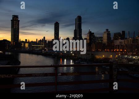 Spektakulärer Blick von der Pulaski Bridge auf die Skyline von long Island und Manhattan Banque D'Images