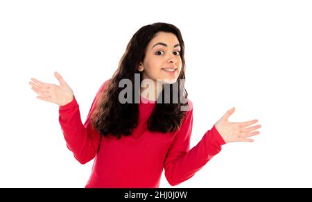 Je ne sais pas, qui s'en soucie.Portrait d'une jeune fille adolescente sans indice confus dans un t-shirt rouge haussant les épaules, ne faisant aucun geste d'idée.stu. Intérieur Banque D'Images