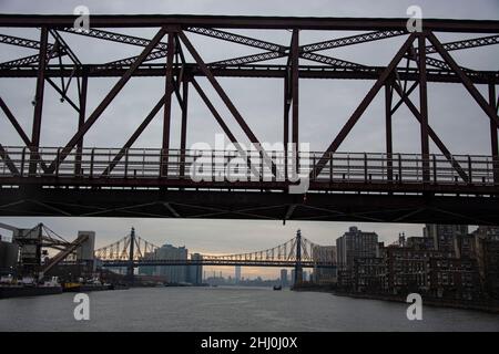 Durchfahrt mit der Fähre unter der Roosevelt Island Bridge Banque D'Images