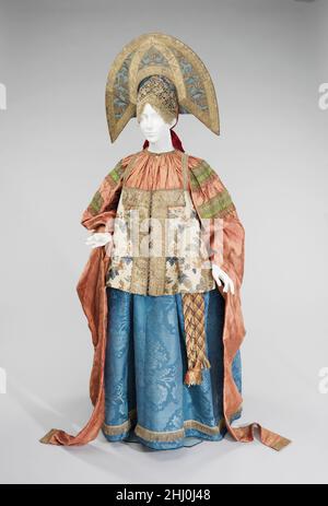 Ensemble 19th siècle russe cet objet provient de la collection de Natalia de Shabelsky (1841-1905), une noble russe obligée de préserver ce qu'elle perçoit comme la disparition des traditions d'art populaire de son pays natal.Voyageant largement dans la Grande Russie, elle a recueilli beaucoup d'exemples fins de l'art textile de la classe paysanne riche.De la 1870s jusqu'à son déménagement en France en 1902, Shabelsky a amassé une grande collection de textiles ménagers tissés à la main et de vêtements opulents de fête avec une décoration riche et des motifs élaborés.Les collections du musée de Brooklyn comprennent Banque D'Images