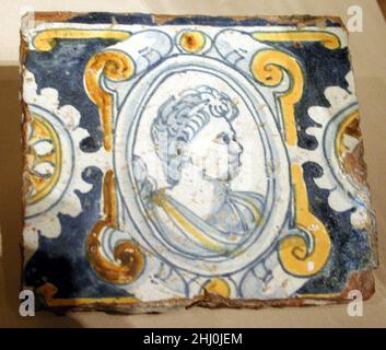 Carreau de mur 17th siècle probablement espagnol, Séville au début du XVIe siècle, l'artiste italien Niculoso Pisano a présenté à Séville le style plat et pictural qui a permis aux fabricants de carreaux employant des couleurs émaillées de produire des images plus pâles, telles que la décoration sur ce carreau de mur.Des cartouris de style flamand entourent la tête, qui représente probablement un empereur romain.Carreau de mur 187900 probablement espagnol, Séville, carreau de mur, 17th siècle, faïence émaillée,5 1/2 ?5 3/16 po(14 ?13,2 cm).Metropolitan Museum of Art, New York.Don de Henry G. Marquand, 1894 (9 Banque D'Images