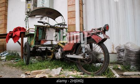 pousse-pousse de moto qui fonctionne toujours Banque D'Images