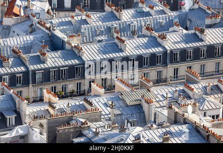 19 octobre 2021, France, Paris : d'innombrables cheminées sont visibles sur les toits des bâtiments résidentiels.Photo: Jan Woitas/dpa-Zentralbild/ZB Banque D'Images
