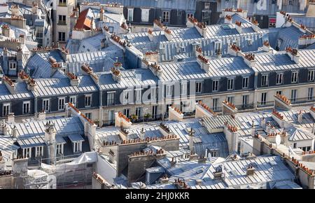19 octobre 2021, France, Paris : d'innombrables cheminées sont visibles sur les toits des bâtiments résidentiels.Photo: Jan Woitas/dpa-Zentralbild/ZB Banque D'Images