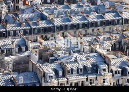 19 octobre 2021, France, Paris : d'innombrables cheminées sont visibles sur les toits des bâtiments résidentiels.Photo: Jan Woitas/dpa-Zentralbild/ZB Banque D'Images