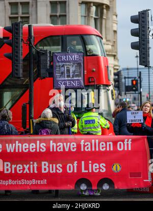 10 Downing Street, Londres, Royaume-Uni.26 janvier 2022.Le Premier ministre Boris Johnson quitte le 10 Downing Street pour assister aux réunions hebdomadaires des PMQ au Parlement alors que la police métropolitaine commence une enquête sur les parties no 10 pendant le confinement.Image : des manifestants anti-gouvernement à Whitehall et sur la place du Parlement.Crédit : Malcolm Park/Alay Live News Banque D'Images